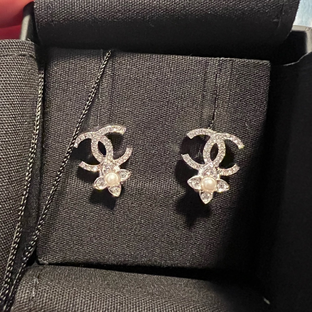 Chan 22p studs earrings